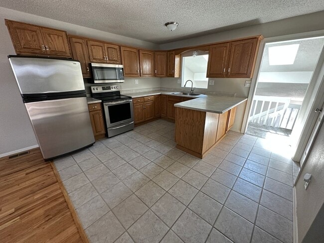 Building Photo - 3 BEDROOM, 2 BATHROOM SINGLE FAMILY HOME LOCATED CLOSE TO PETERSON AFB, SCHRIEVER AFB & FORT CARS...