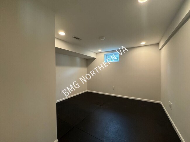 Building Photo - 1109 Hillcrest Dr SW