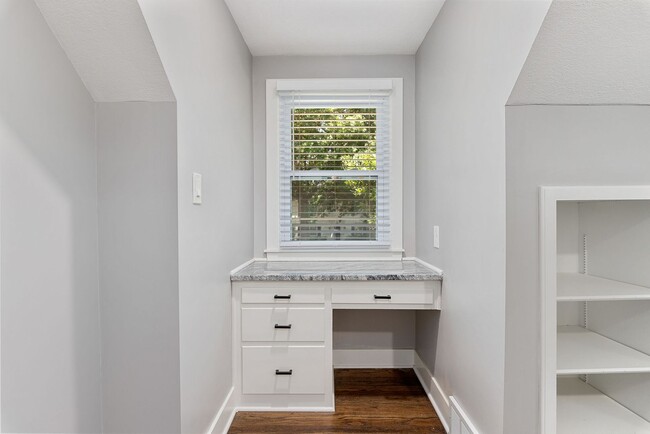 Building Photo - Awesome Renovated OP House