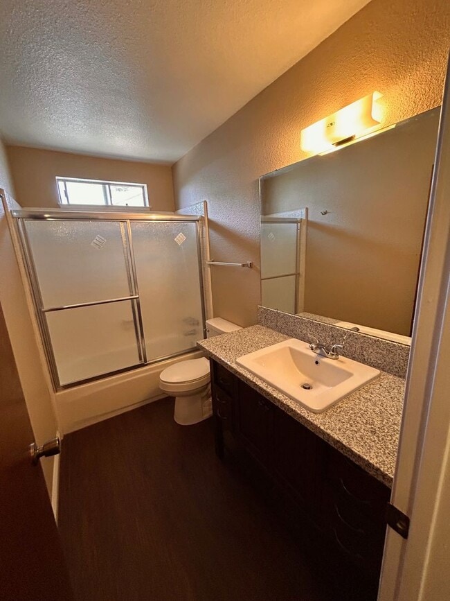 Building Photo - Cute home for rent in Tulare