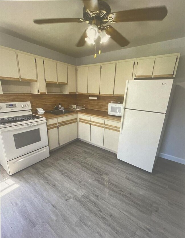 Building Photo - 2734 SW 30th Ct