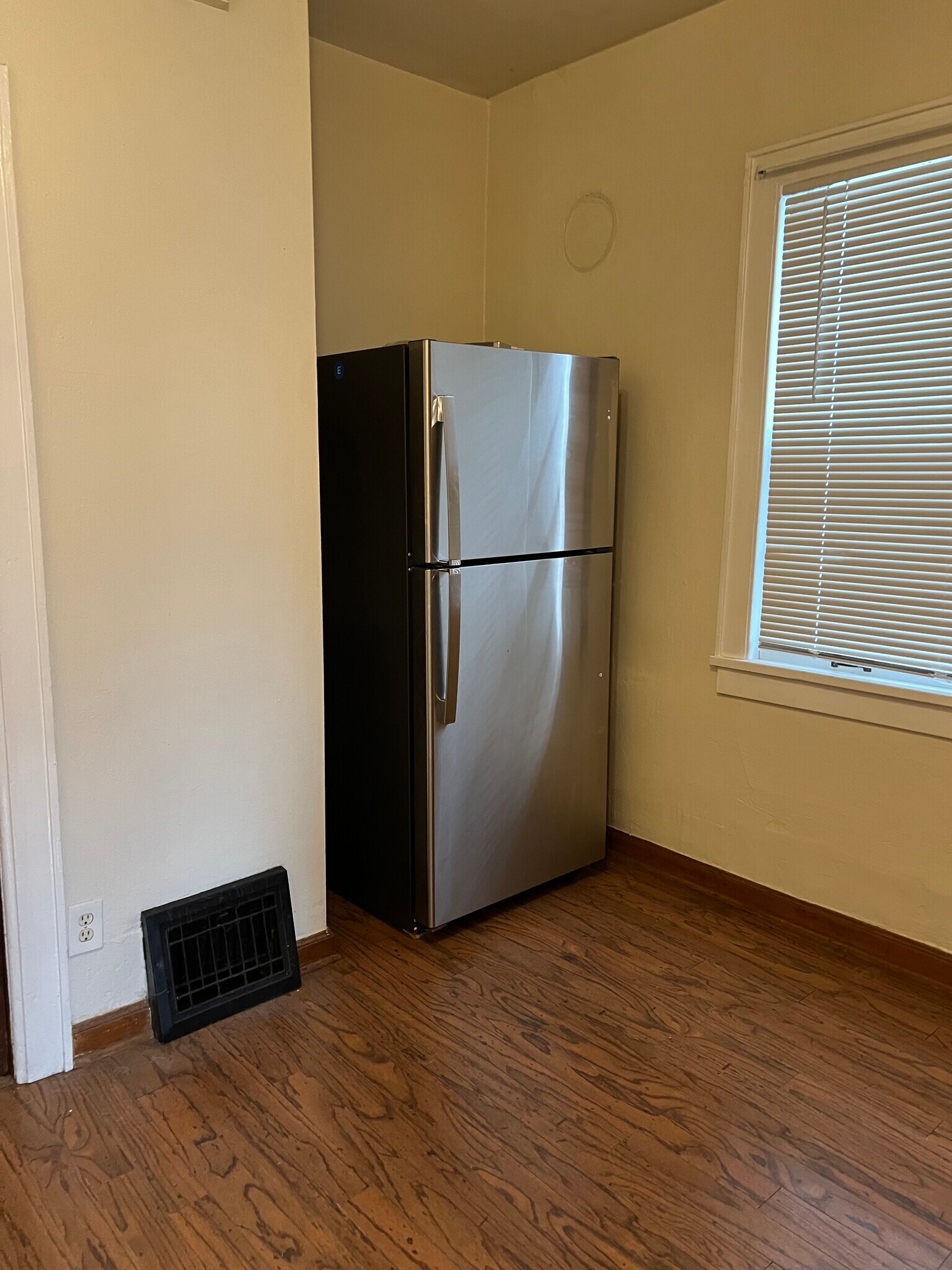 Building Photo - 2655 S 14th St