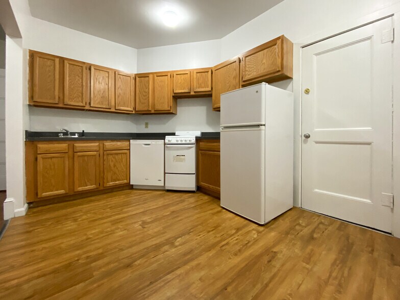 Building Photo - 1566 Beacon St
