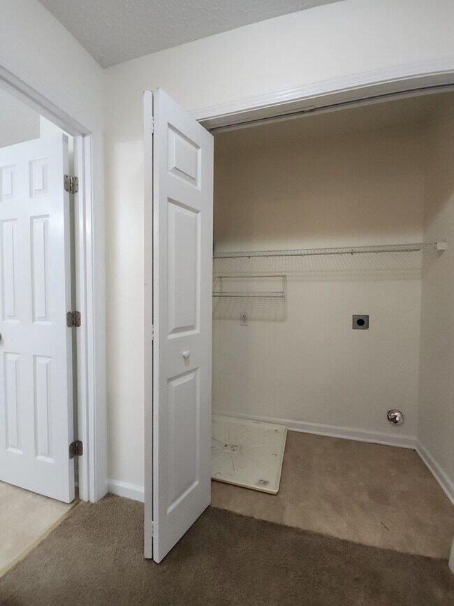 Building Photo - 205 Ashcroft Dr