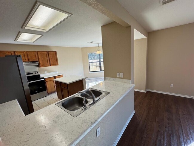 Building Photo - 491 Whispering Hollow Dr
