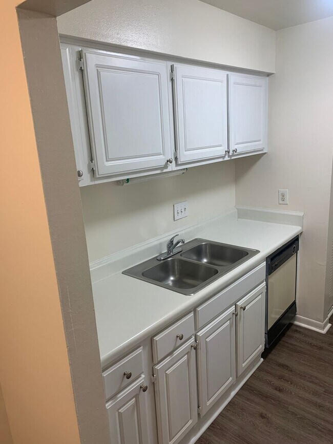 Building Photo - 1 Bedroom 1Bath Condo Available with Water