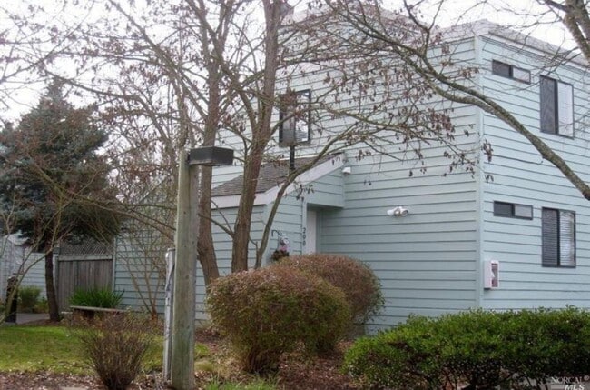 Primary Photo - Coming Soon! 2 bed 2 bath Windsor Townhouse!
