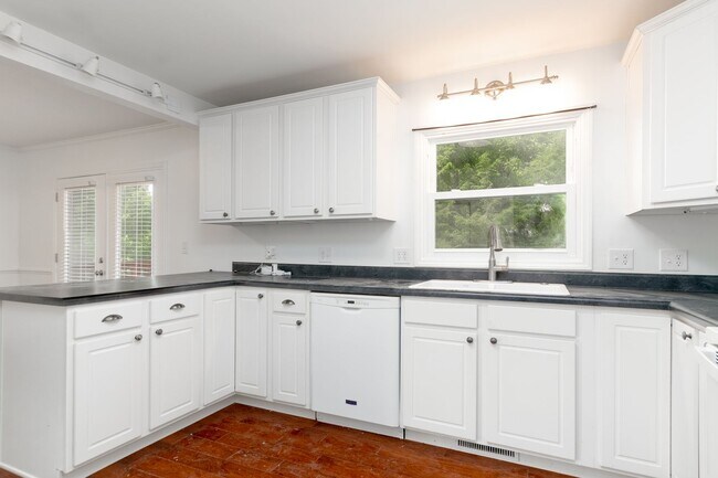 Building Photo - 4 bed/3 bath Walk to Lane Stadium Pet Frie...