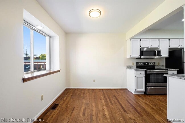 Building Photo - 1823 Torquay Ave