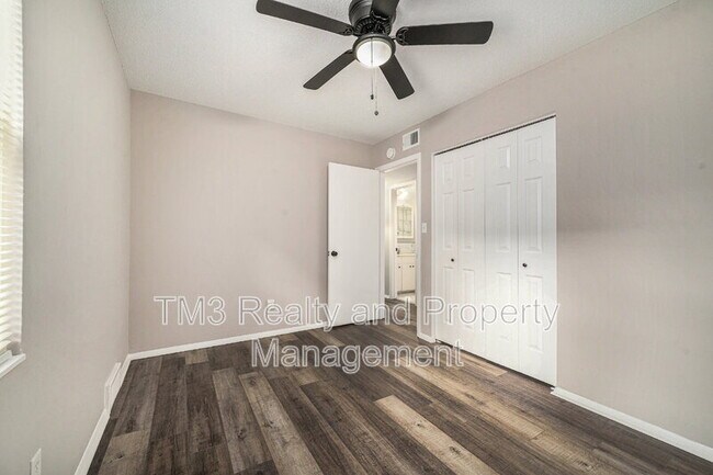 Building Photo - 3731 NE Colonial Dr
