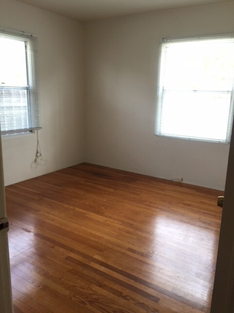 Building Photo - 2 bedroom 1 bath house for rent in Talmadge!