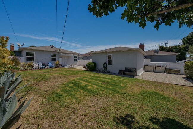 Building Photo - 8339 Kenyon Ave