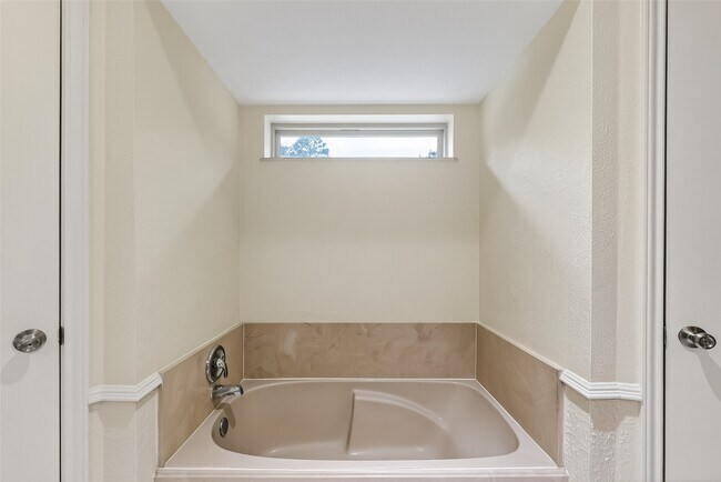 Building Photo - 13618 Jessica Ln