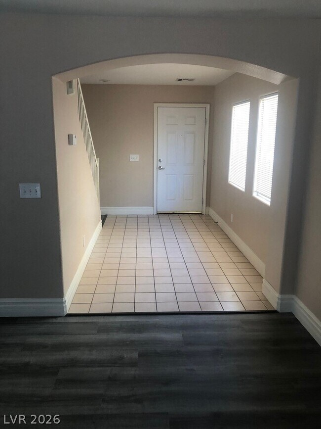 Building Photo - 298 Fairway Woods Dr