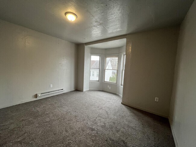 Building Photo - 615 W Locust St