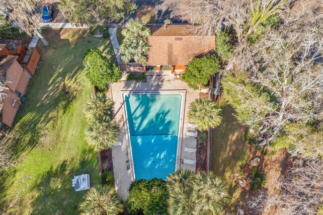 Building Photo - this well-maintained townhome features 2 bedrooms and 2 bathrooms