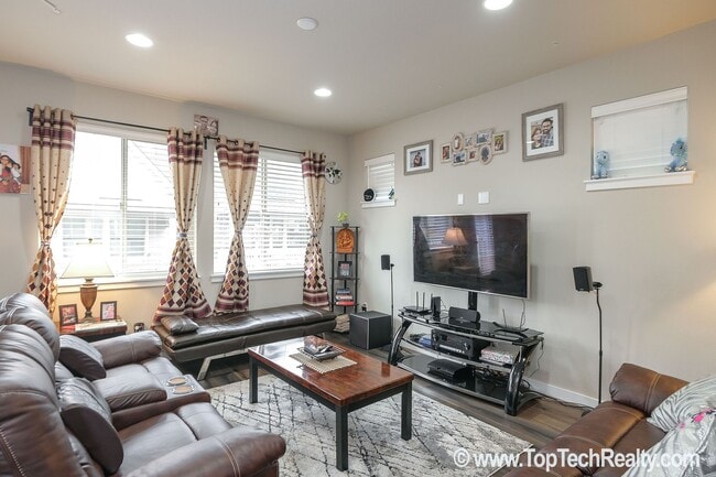 Building Photo - Outstanding 45 Central home with 3BR + Den / 2.5BA, Amazing upscale features, Across from Nike Wo...