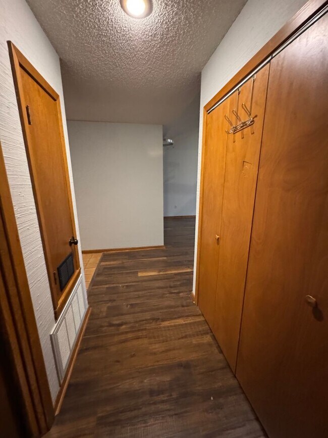 Building Photo - Spacious 2 Bed / 2 Bath Condo in Greenbriar Village