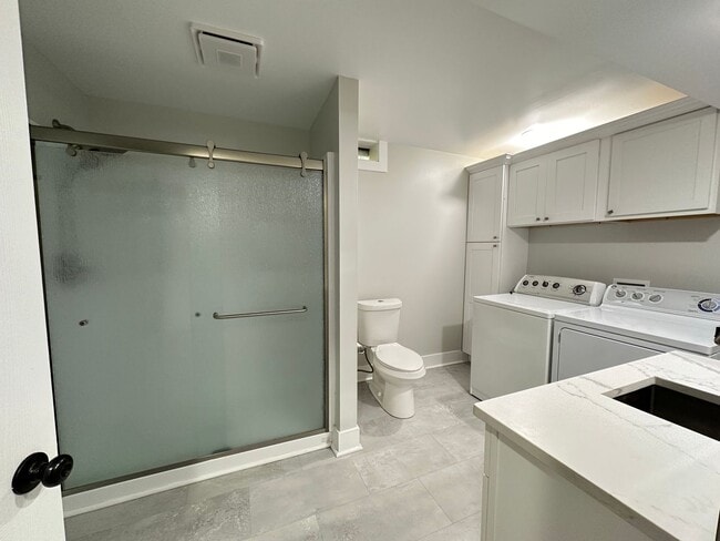Building Photo - Large 4 bedroom ranch in Forest Hills