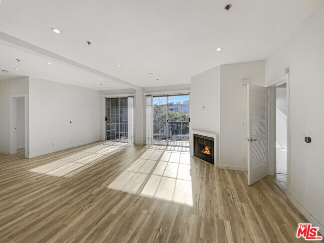 Building Photo - 585 N Rossmore Ave