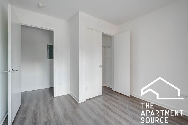 Building Photo - 1544 W Glenlake Ave