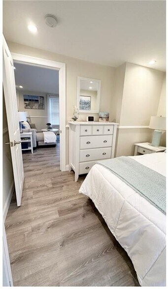 Building Photo - 227 Thames St