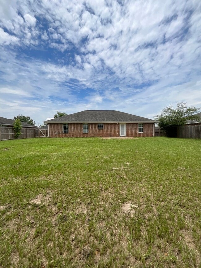 Building Photo - 105 Mayhaw St