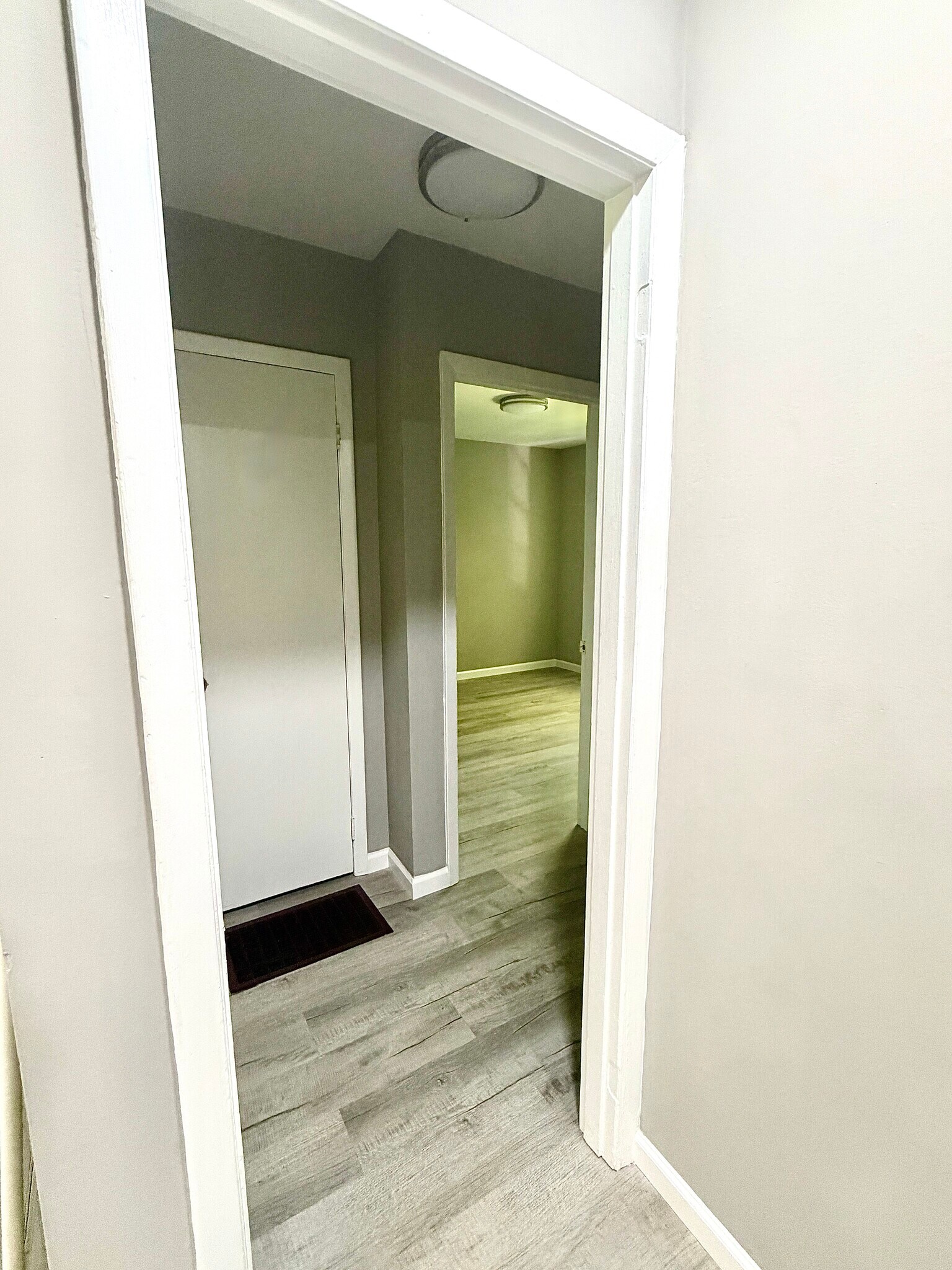 Entry Area - easy access to surrounding rooms. - 112 Live Oak Dr