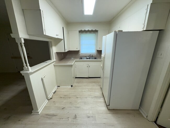 Building Photo - 2615 Hillside Dr