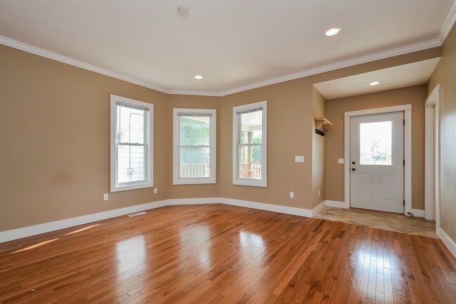 Building Photo - 422 Cadwell Ave NW