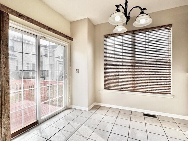 Building Photo - 211 Hawthorne Way