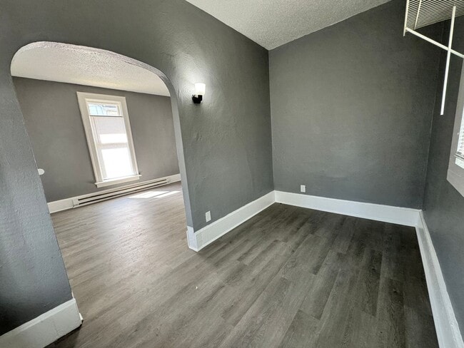 Building Photo - 2 Bedroom House