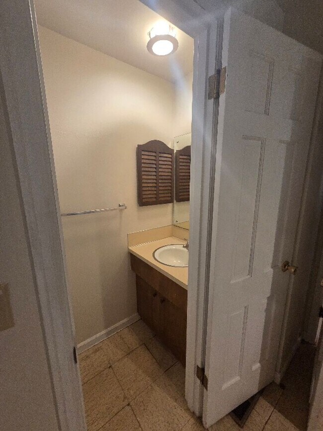 Building Photo - Private 4 Bedroom / 2.5 Bath Bridle Trails Acerage Property