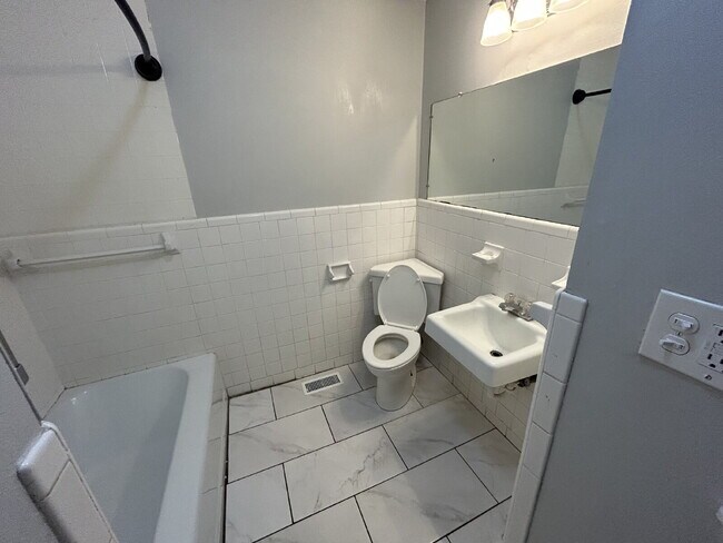 Building Photo - 3 Bedroom, 2 Bath Home!