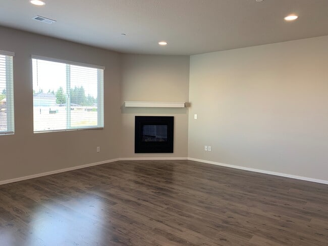 Building Photo - Beautiful 4 Bedroom 2.5 Bath Home Located In A Beautiful Master Planned Community in Camas! Top R...