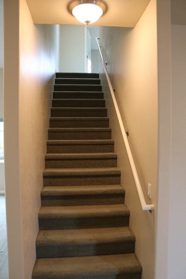 Building Photo - Gorgeous, spacious 3/2.5 with garage and office