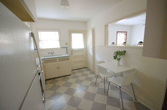 Building Photo - 407 E Annie St