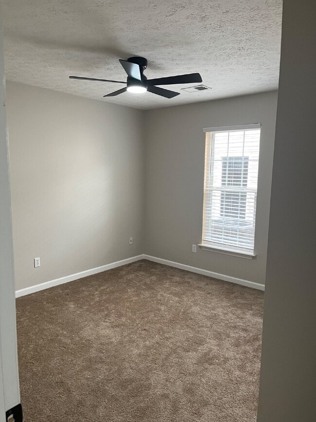 Building Photo - 135 Lake Chateau Dr