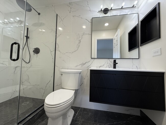 Building Photo - 7825 Darien Lakes Dr