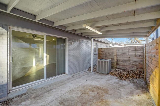 Building Photo - 2507 Rogge Ln