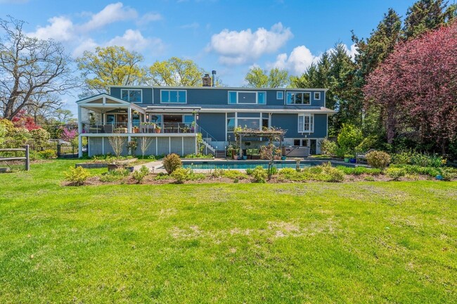 Building Photo - 810 Pirates Cove