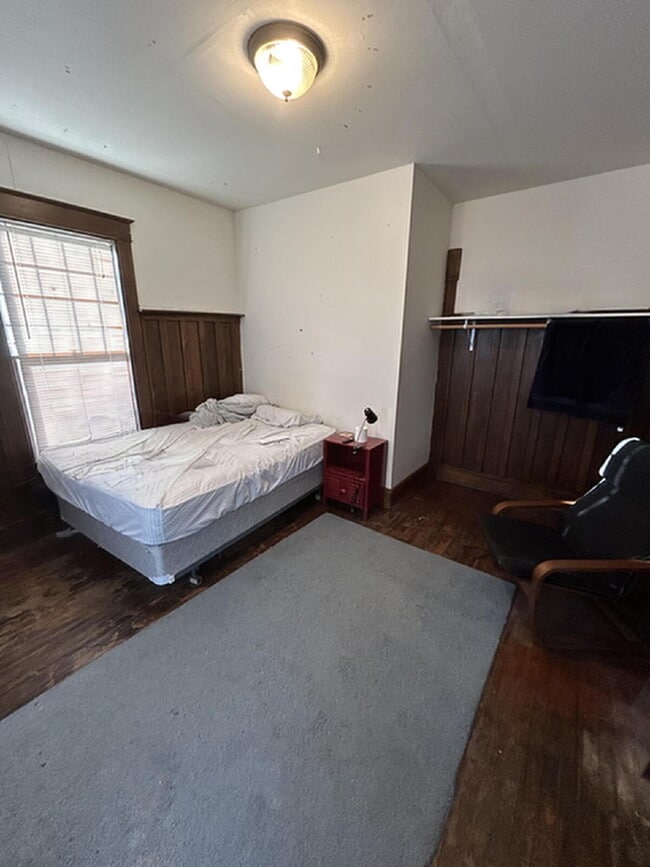 Building Photo - 7 bedroom 3 bath - available for June 1st ...