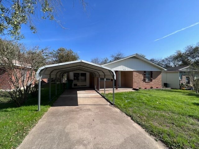 Front of home - 828 Horseshoe Dr