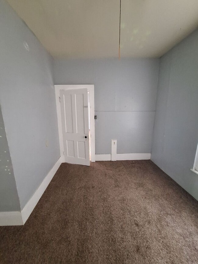 Building Photo - 2 bedroom, 1 bath