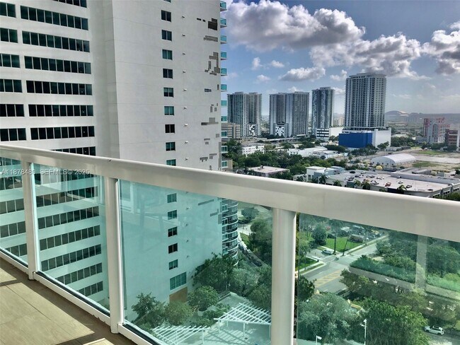 Building Photo - 1800 N Bayshore Dr