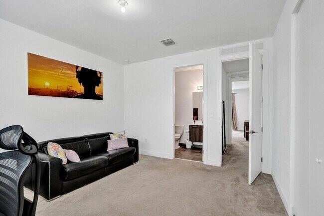 Building Photo - 480 NE 35th Ct