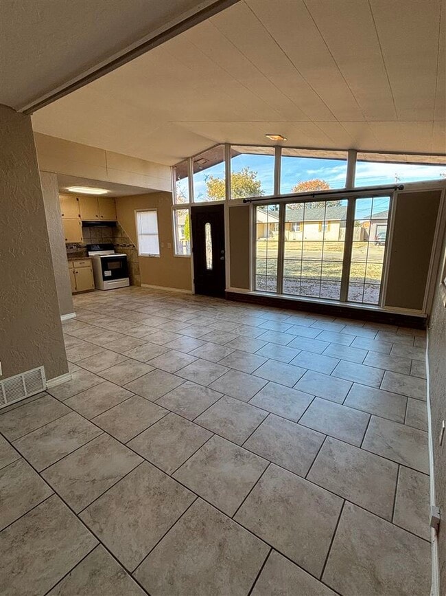 Building Photo - 2906 NW Euclid Ave