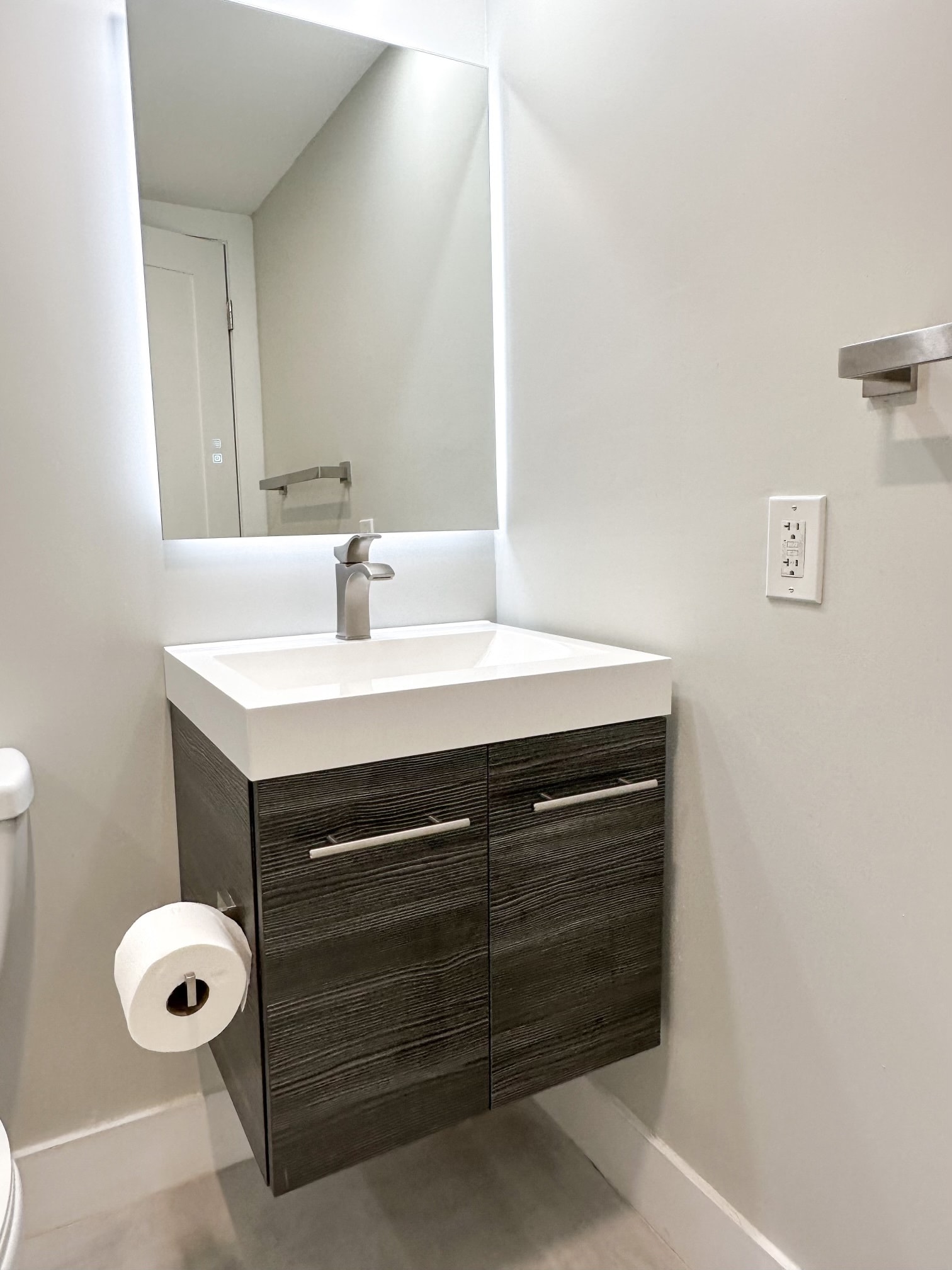 Guest Bath - 521 N Riverside Dr
