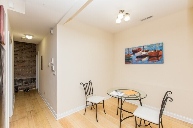Building Photo - Condo Quality 2bed/1bath GARDEN space in t...