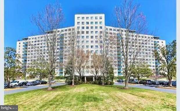 Building Photo - 10201 Grosvenor Pl